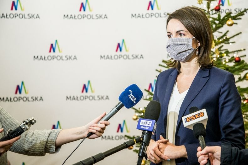 Marta Malec-Lech z zarządu województwa udziela wywiadu telewizji i stacjom radiowym