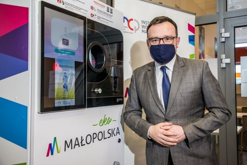 Wicemarszałek Tomasz Urynowicz przy innowacyjnym automacie do recyklingu