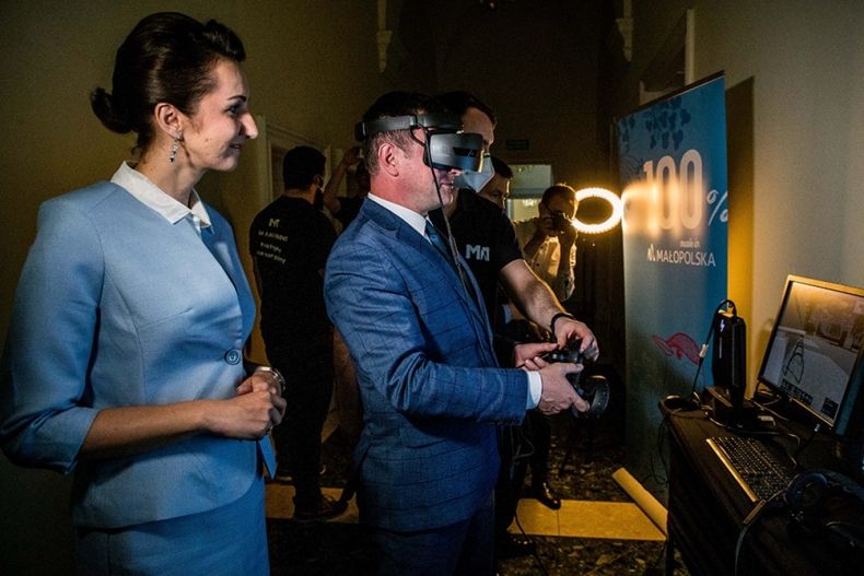 kobieta i mężczyzna ogladają wystawę przez specjalne okulary VR