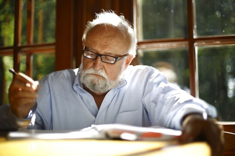 Śp. prof. Krzysztof Penderecki podczas pracy, komponowania, dokonujący zapisków w zeszycie