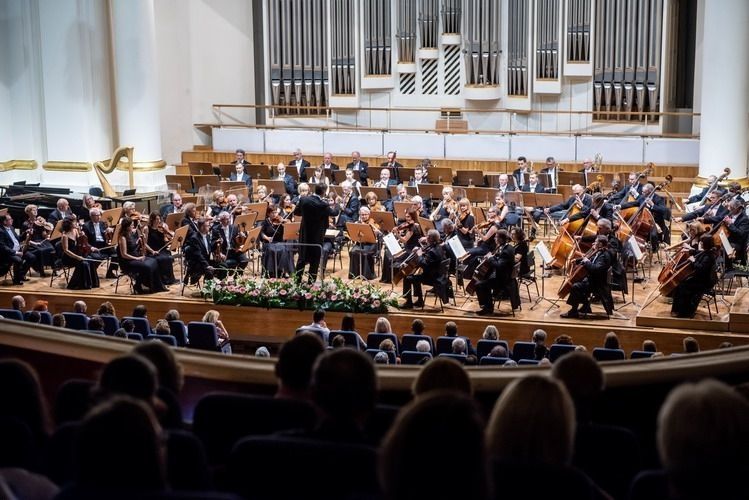 orkiestra podczas występu muzycznego