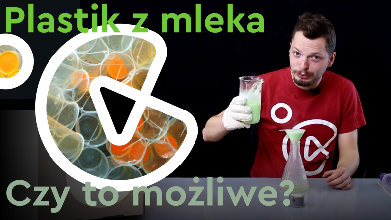 Z prawej widoczny edukator Cogiteonu, który trzyma w prawej dłoni zlewkę z jasnozielonym płynem. Powyżej napis: 