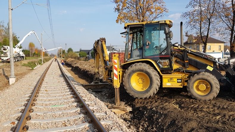 Na zdjęciu tory i ciągnik pracujący przy wykopach - Chocznia