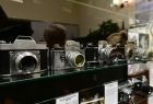 Zabytkowe aparaty fotograficzne prezentowane na wystawie.