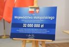 Plansza umieszczona na stojaku z nazwą projektu i kwotą 32 milinów złotych.