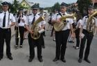 Orkiestra Dęta OSP w Głogoczowie pozuje do zdjęcia na ulicy.