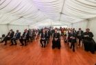 Wnętrze namiotu konferencyjnego, na krzesłach siedzą zaproszeni goście.