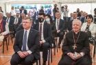Marszałek Witold Kozłowski siedzi obok arcybiskupa Marka Jędraszewskiego. Za nimi wicemarszałek Łukasz Smółka.