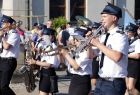 Strażacka Orkiestra Dęta Filipowice gra na stojąco.