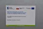 Naklejka na opisem projektu Zakup Taboru Kolejowego na potrzeby kolei małopolskich. Widoczne logotypy Fundusze Europejskie Infrastruktura i Środowisko, flaga Polski i napis Rzeczpospolita Polska oraz flaga Unii Europejskiej i napis Unia Europejska.