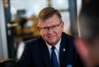 Marszałek Witold Kozłowski rozmawia podczas wydarzenia.