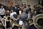 Orkiestra Dęta OSP w Głogoczowie koncertuje w sali.