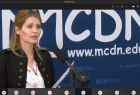 Zrzut z ekranu przedstawia Dyrektor Jadwigę Krzeszowiak z Fundacji Pomocy Osobom z Autyzmem „MADA”