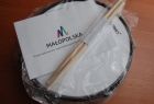 Instrumenty Orkiestry Dętej OSP Męcina zakupione dzięki wsparciu Województwa Małopolskiego. Widoczne logo Małopolski i bęben.