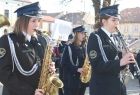 Strażacka Orkiestra Dęta Filipowice gra na ulicy.