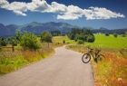 Zdjęcie przedstawia rower na Szlaku wokół Tatr, w tle Tatry