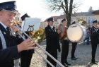 Strażacka Orkiestra Dęta Filipowice gra na instrumentach dętych i bębnie.