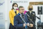 Marszałek Witold Kozłowski przy mikrofonie podczas konferencji prasowej, w tle Marta-Malec Lech z zarządu województwa oraz poseł Anna Pieczarka