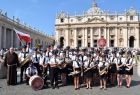 Orkiestra Dęta OSP Tenczyn stoi na Placu Świętego Piotra w Watykanie, z tyłu widoczna bazylika.