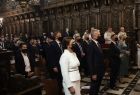 msza święta w katedrze Wawelskiej, zaproszeni goście stoją, w tłumie para prezydencka 