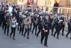 Strażacka Orkiestra Dęta Filipowice maszeruje ulicą i gra.