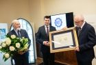 Wicemarszałek Łukasz Smółka wręcza wyróżnienie Polonia Minor dla Katedry Radiologii Collegium Medicum UJ.