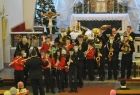 Orkiestra Dęta Barka koncertuje w kościele.