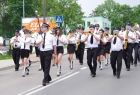 Orkiestra Dęta OSP Nidek podczas przemarszu ulicą gra.
