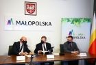 Prezes Orlen Południe S.A. Marcin Rej, Marszałek Witold Kozłowski oraz Wicemarszałek Tomasz Urynowicz podczas podpisywania porozumienia