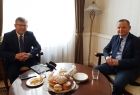 marszałek Witold Kozłowski i Lesław Wieczorek - starosta dąbrowski, siedzą przy stole