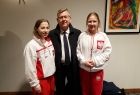 marszałek Witold Kozłowski oraz dwie dziewczyny - karateki