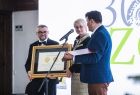 Iwona Gibas i Rafał Kosowski wręczają Nagrodę Polonia Minor