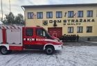 Nowy wóz strażacki, w tle remiza
