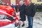 Iwona Gibas przecina wstęgę na samochodzie