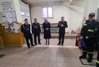 Iwona Gibas w remizie ze strażakami