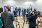 Widok z góry na gości konferencji i zgromadzonych przedstawicieli mediów