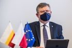 Marszałek Witold Kozłowski, na pierwszym planie flagietki na stole