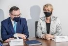 Wicemarszałek Tomasz Urynowicz i Iwona Gibas z zarządu województwa