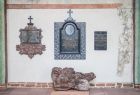 Tablice nagrobne na ścianie klasztoru franciszkanów.