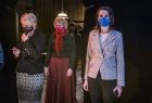 Iwona Gibas i Marta Malec-Lech z zarządu województwa oraz dyrektor departamentu kultury i dziedzictwa narodowego Monika Gubała w trakcie wizyty w teatrze