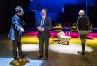 Marszałek Witold Kozłowski podczas rozmowy z Andrzejem St. Dziukiem, dyrektorem Teatru im. St. I. Witkiewicza w Zakopanem. Obok Iwona Gibas z zarządu województwa 