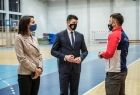 Wizyta w Centralnym Ośrodku Sportu w Zakopanem. Wicemarszałek Łukasz Smółka oraz Marta Malec-Lech z zarządu województwa podczas rozmowy z przedstawicielem ośrodka