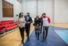 Wizyta w Centralnym Ośrodku Sportu w Zakopanem. Wicemarszałek Łukasz Smółka oraz Iwona Gibas i Marta Malec-Lech z zarządu województwa podczas rozmowy z przedstawicielem ośrodka