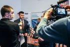 Wicemarszałek Łukasz Smółka podczas rozmowy z dziennikarzami