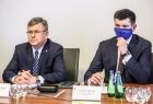 Marszałek Witold Kozłowski i wicemarszałek Łukasz Smółka siedzą przy stole podczas konferencji