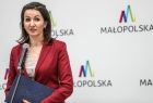 Marta Malec-Lech przy mikrofonie w czasie spotkania z mediami