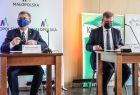 Marszałek Witold Kozłowski w trakcie składania podpisu na liście intencyjnym w sprawie organizacji forum gospodarczego w Krynicy