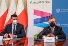 Wicemarszałek Łukasz Smółka, marszałek Witold Kozłowski przy stole konferencyjnym