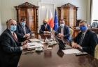 Marszałek Witold Kozłowski oraz wicemarszałek Tomasz Urynowicz spotkali się z wiceministrem klimatu i środowiska Piotrem Dziadzio - głównym geologiem kraju. W spotkaniu wzięli udział także posłowie Jan Duda oraz Patryk Wicher