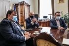 Wicemarszałek Tomasz Urynowicz, posłowie Patryk Wicher i Jan Duda podczas spotkania z wiceministrem klimatu i środowiska Piotrem Dziadzio.